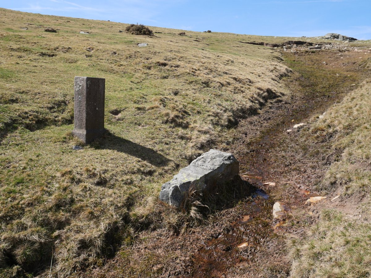 27. mugarria Larrunen