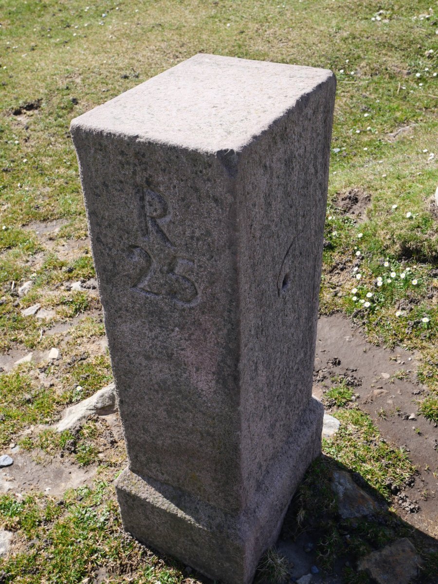 25. mugarria Larrunen