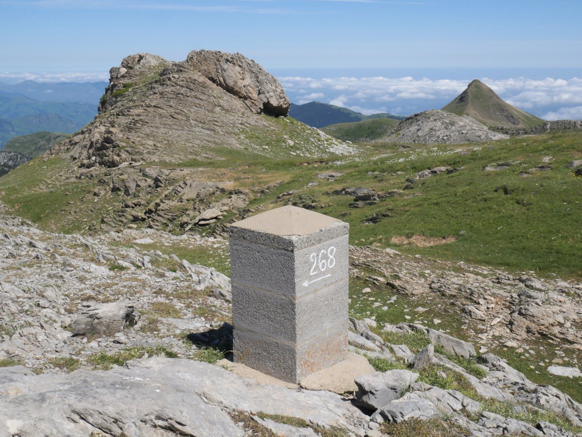 268. mugarria Latras mendian