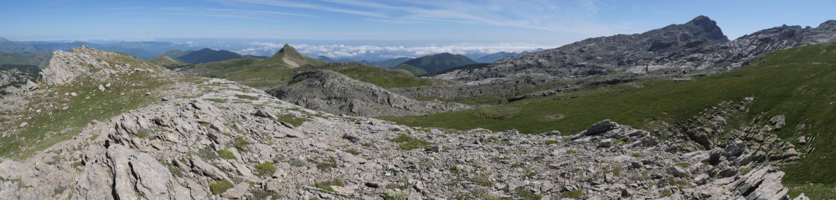 Latras tontorra (ezker aldean) eta Iparraldeko ikuspegia