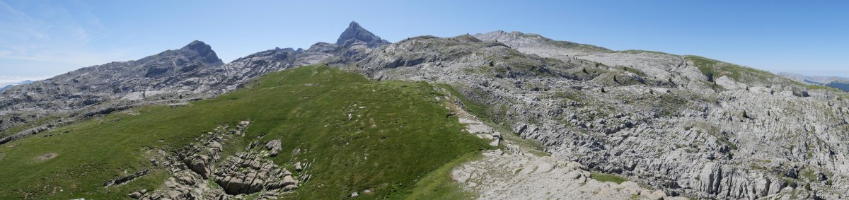 Latras tontorretik hegoaldera begira