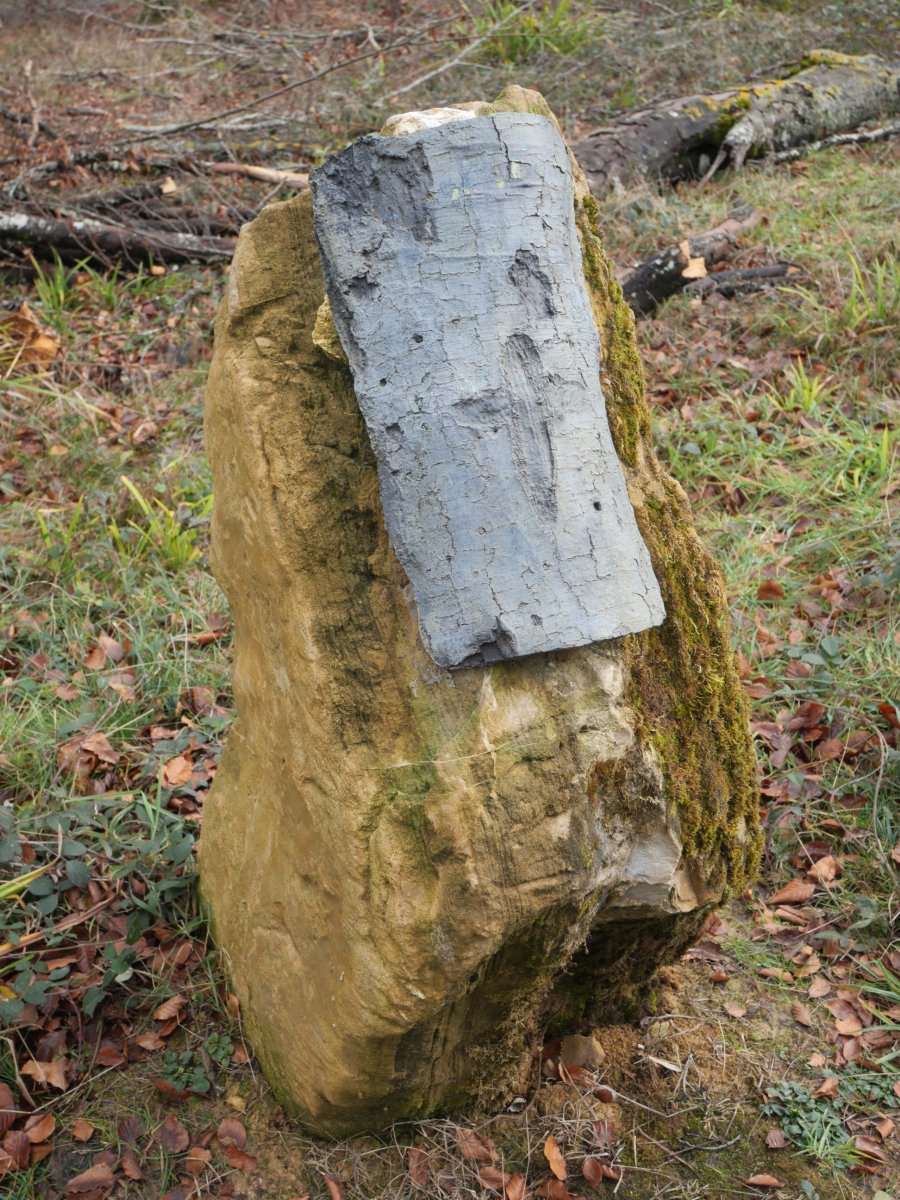 Oroigarri (?) bitxia, metalez egindako zuhaitz azal zati baten kopia; gurutze baten ikurra erakusten du