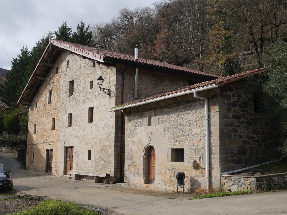 Herrero Etxe Zarrea (OSM) eta ermita, Urritzan