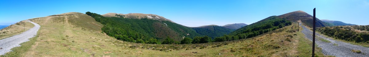 Burregieta (ezkerrean), Astobizkar (erdi aldean) eta Mendimotx (eskubi aldean)