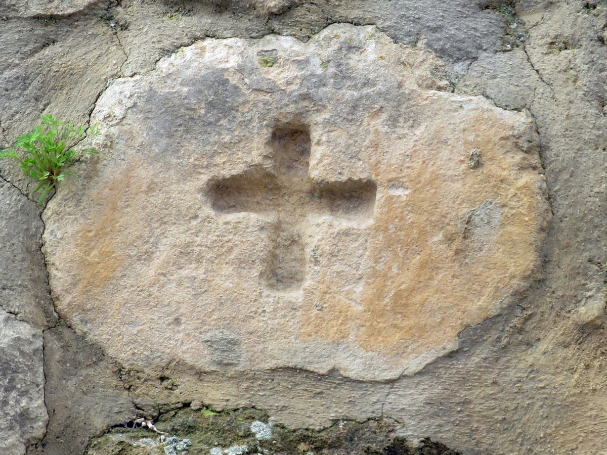 Hilarri zatia1 elizako horman, Abartzuza