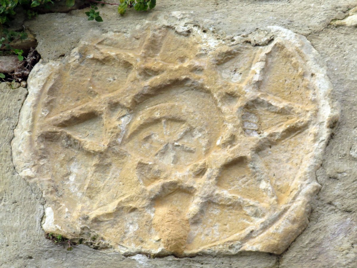 Hilarri zatia2 elizako horman, Abartzuza