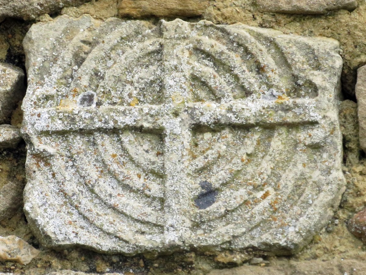 Hilarri zatia elizako horman sartua, Muru-Deierri