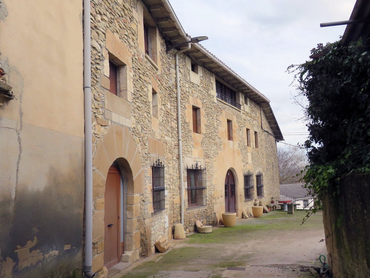 Luzio etxea, Abartzuza