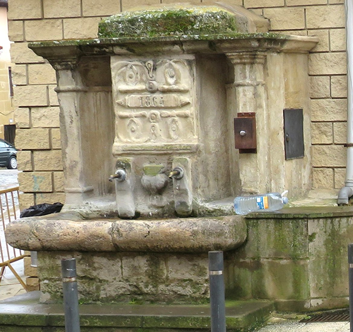 Iturria Larrazuria kalean, Bastida