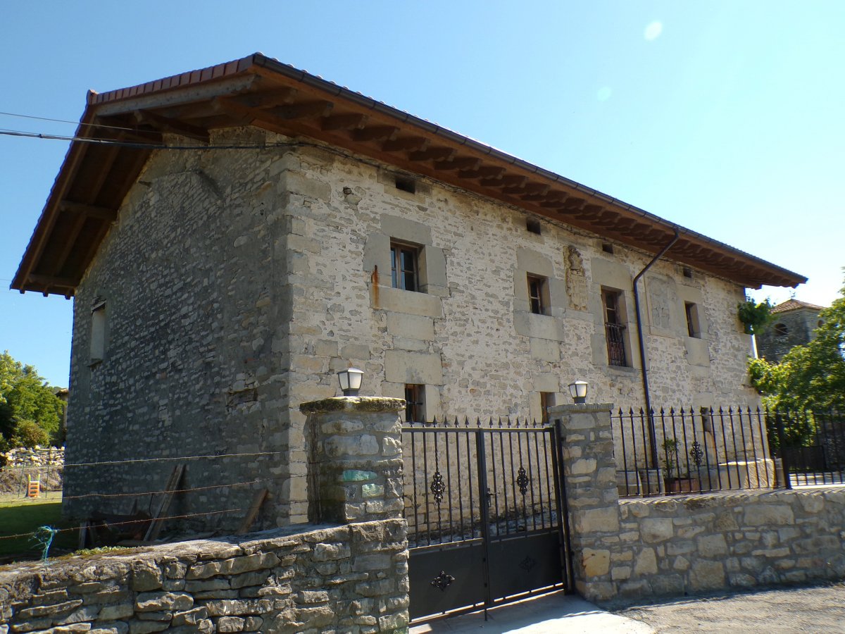 La plazuela Etxea. Aiara (Maroño)