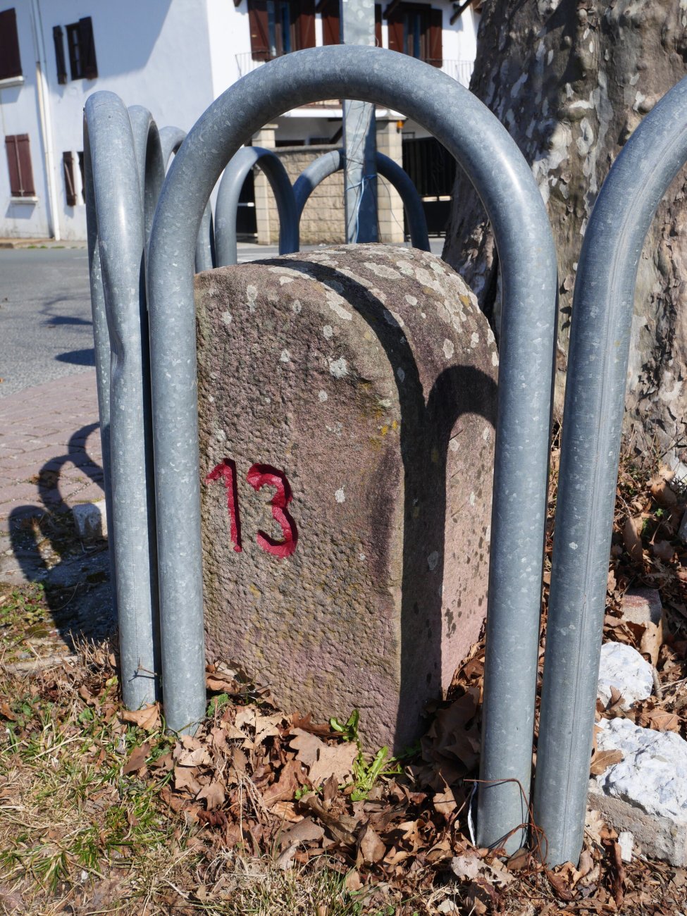 R13 mugarria Ibardingo bidegurutzean